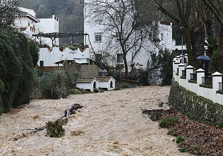 La Junta asegura que la preocupación ahora en Málaga «no es la cantidad de agua que cae, sino la acumulación en el suelo, embalses y ríos»