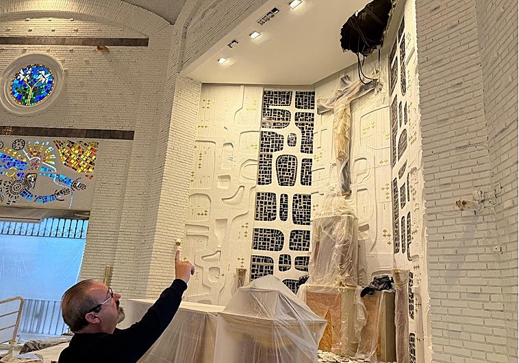 Cae el techo del altar de la iglesia Virgen Madre de Marbella