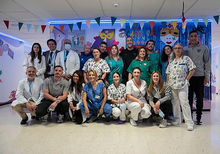 El Málaga realiza su visita anual al Hospital Materno-Infantil