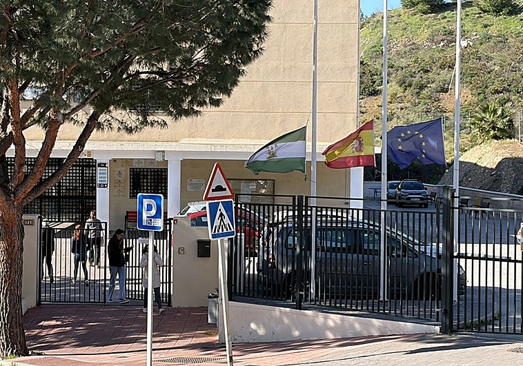 Silencio y banderas a media asta por Ángela