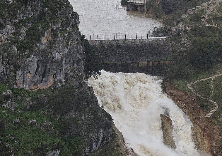 La Junta pide «prudencia y responsabilidad» a los «curiosos» que acuden a la presa de Montejaque