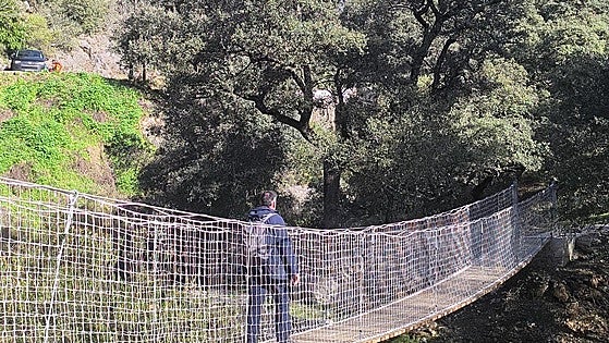 Ruta de los Molinos de Júzcar: un sendero trepidante con un puente colgante que pueden hacer hasta los niños