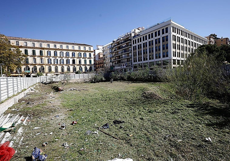 Málaga desbroza la 'selva' del Astoria a la espera del proyecto de la Fundación Unicaja