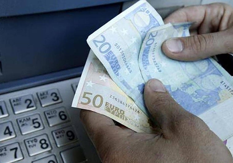 Detenido un comercial de Málaga por estafar a ancianos y abrir un crédito a nombre de un fallecido