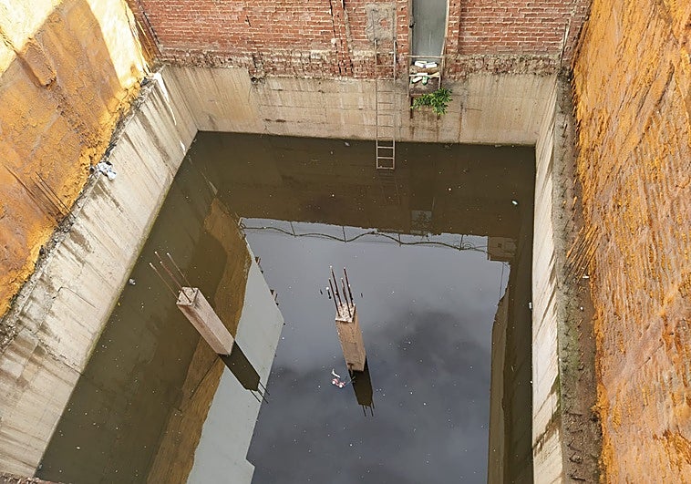 Las lluvias convierten solares abandonados de Málaga en focos de mosquitos: «No podemos ni abrir las ventanas»