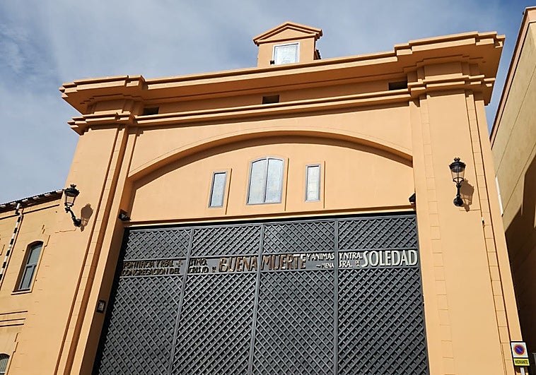 La Congregación de Mena mejora la fachada y la puerta de su casa hermandad junto a la iglesia de Santo Domingo