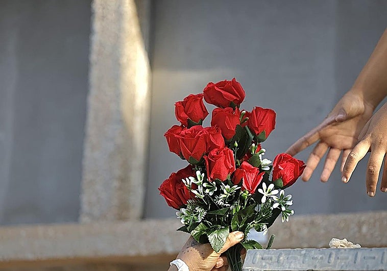 Se ven obligados a pagar el sepelio de su padre al no poder contactar con la aseguradora y ésta se niega a devolverles el dinero