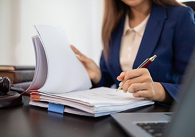 Una dependienta consigue la incapacidad permanente total que le negó el INSS tras una incapacidad parcial