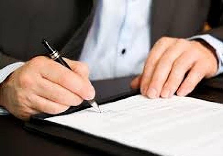 Más de dos años de cárcel a una notaria por la apropiación indebida de dinero de una subasta