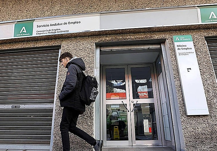 El paro baja en 2.629 personas en febrero en Andalucía hasta los 588.474 desempleados