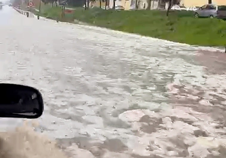 La borrasca Regina y la calima dejan varias trombas de «granizo de barro» en Málaga