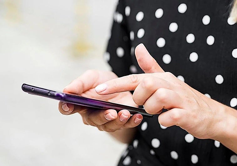 La Junta de Andalucía avisa de una nueva oleada de SMS fraudulentos que instan a renovar las tarjetas sanitarias