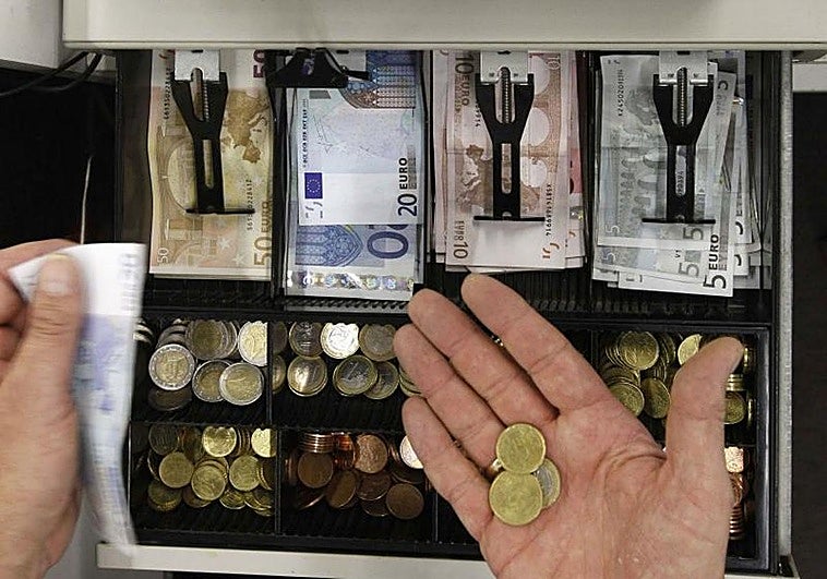 Sigue las instrucciones de un repartidor para pagar un paquete que llegó a su empresa y la justicia la obliga a devolver 3.800 euros