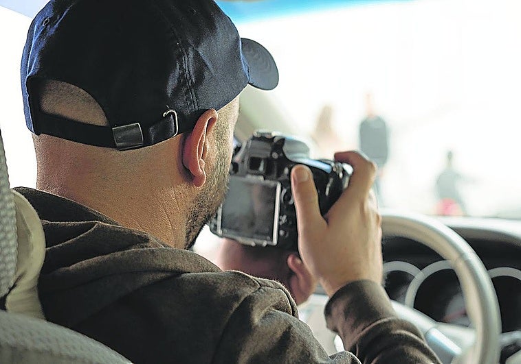 Una mutua contrata a un detective para vigilar a una trabajadora de baja y acaban condenados por fotografiarla en su casa