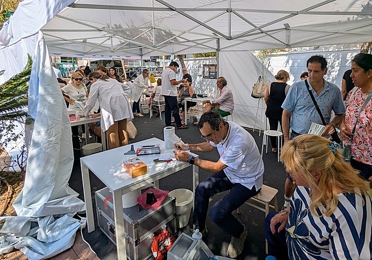 El Colegio de Farmacéuticos organiza una acción informativa en Rincón de la Victoria