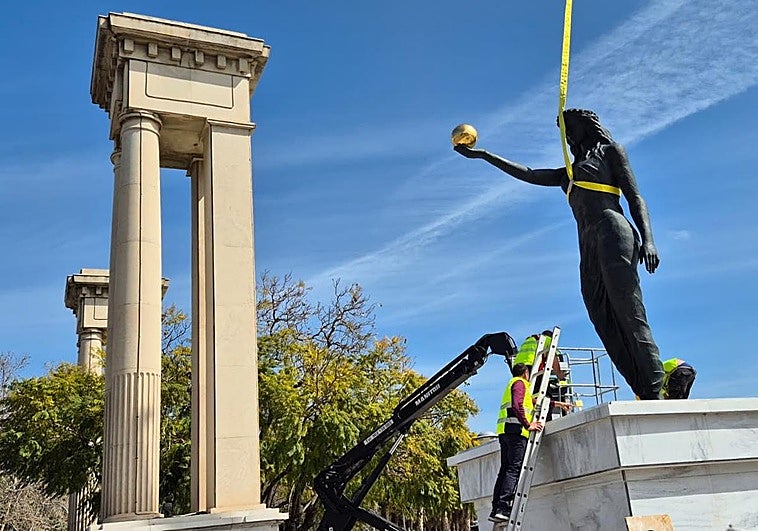 Comienza la instalación de la Venus y el Neptuno monumentales en el Puerto de Málaga