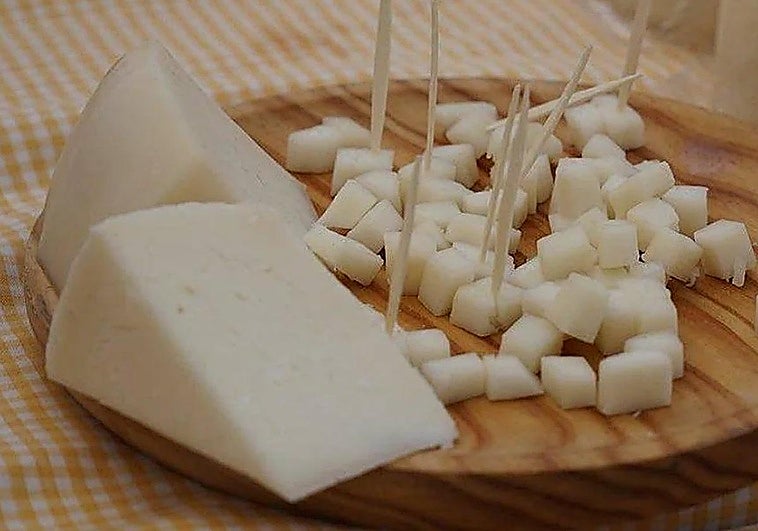 El queso de cabra malagueña y el vino de la Axarquía, protagonistas en Torre del Mar el 22 de marzo