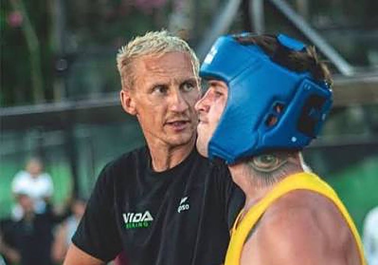 Así es Kerry Davies, el nuevo entrenador de Samuel Molina