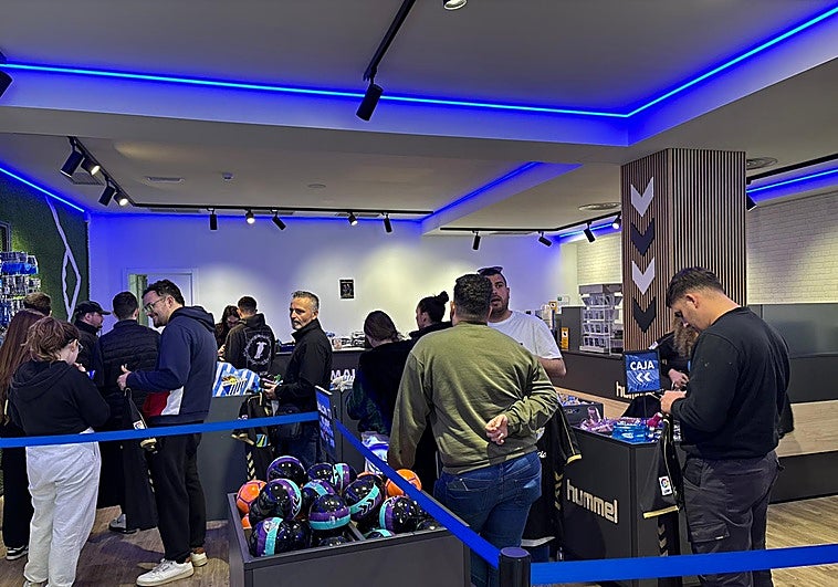 Máxima expectación en la tienda de La Rosaleda con la nueva camiseta 'retro' del Málaga