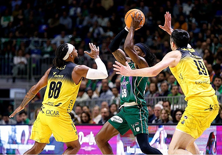 El Tenerife desquicia al Unicaja (70-95)