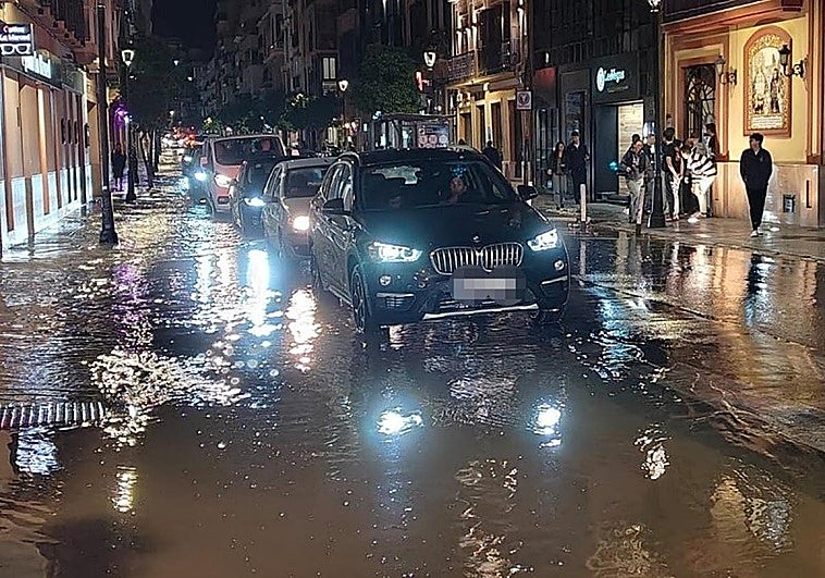 La rotura de una tubería provoca un espectacular río en la zona de la Victoria y daña la calzada