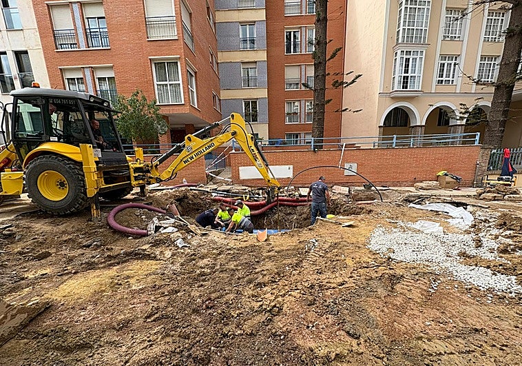 El corte por la tubería rota en La Victoria obliga a la EMT a desviar los buses por los Almendrales durante las procesiones