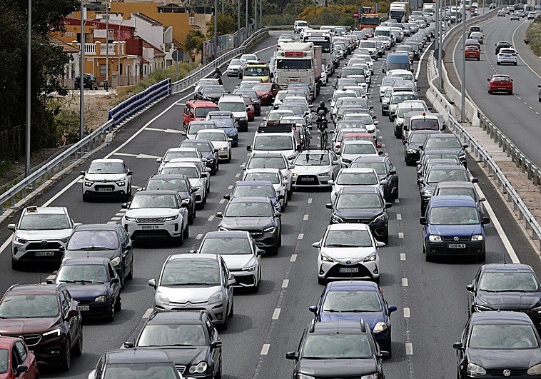 La falta de trenes directos dispara la previsión de tráfico esta Semana Santa en Málaga