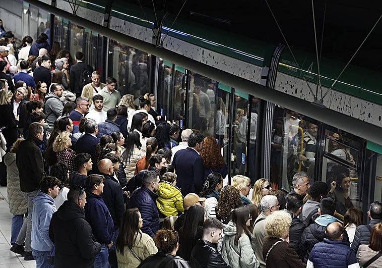 Trenes abarrotados y largas colas para coger el metro por la huelga este Lunes Santo en Málaga