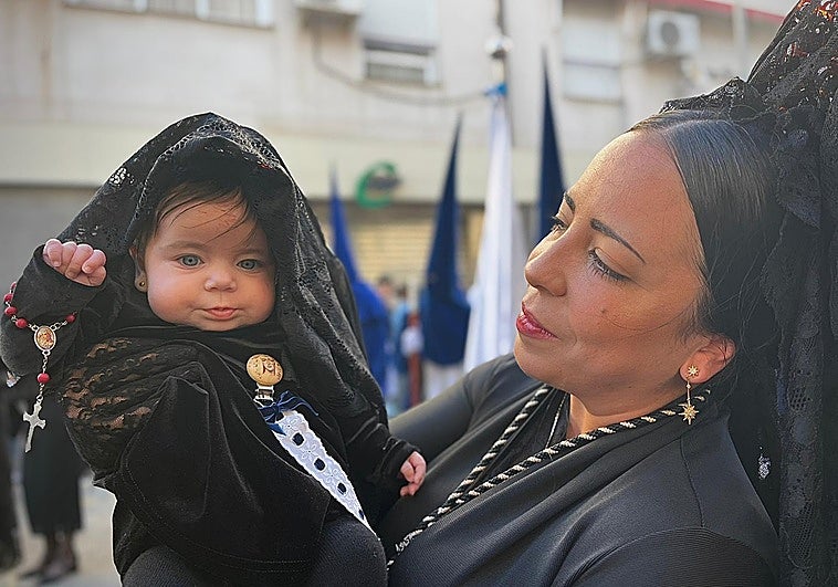 Una mantilla de sólo cuatro meses: Estrella acompaña a su Virgen