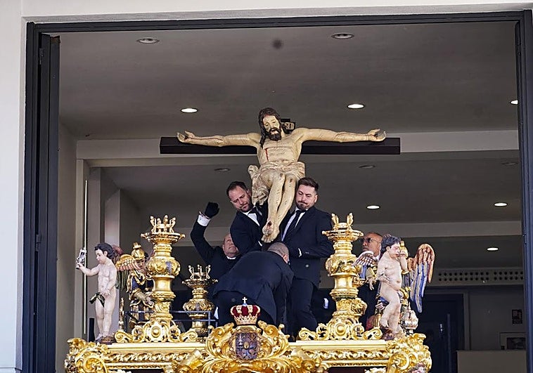Los paracaidistas vuelven a tomar las calles de Malaga con el traslado del Cristo de Ánimas de Ciegos