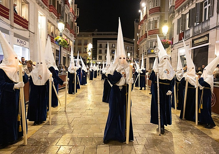 Nazarenos en filas de tres: la fórmula de algunas cofradías para acortar tiempo en el recorrido oficial de Málaga