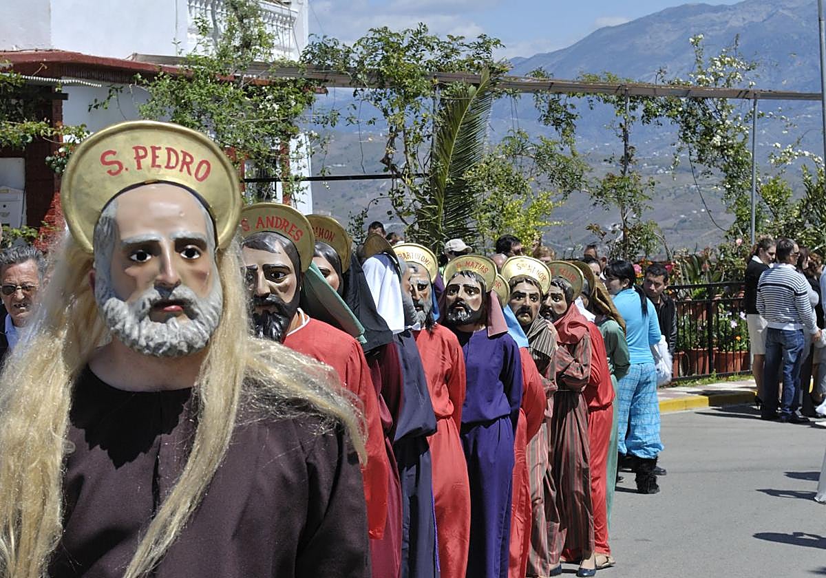 Las costumbres más curiosas del Domingo de Resurrección en Málaga: desde un toro de cuerda hasta la quema de un muñeco gigante