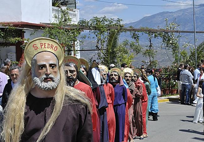Apóstoles con máscaras en Iznate.