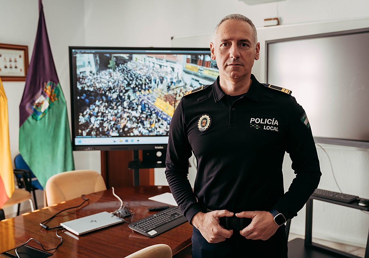Imagen principal - Los rostros de quienes vigilan. El subinspector Ricardo Fernández, responsable de la Unidad de Drones (arriba); agentes de la Unidad de Drones, en la terraza de un hotel del centro (izquierda), y el inspector Salvador González, en el Centro Municipal de Emergencias.