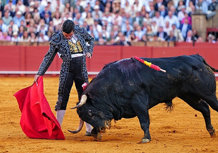 Dos orejas al toreo caro de Morante en Sevilla en la tarde de su reaparición