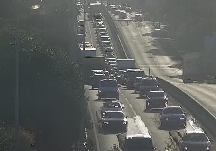 En olycka i La Cala de Mijas lämnar en bilist skadad och kilometerlånga trafikstockningar på A-7