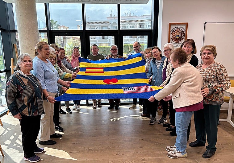 Alhaurín de la Torre regalará a su ciudad hermana de Estados Unidos una bandera elaborada por las alumnas de su taller de croché