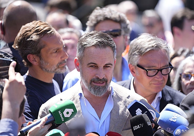 Abascal quiere obligar a pactar al «PSOE azulón de Moreno»