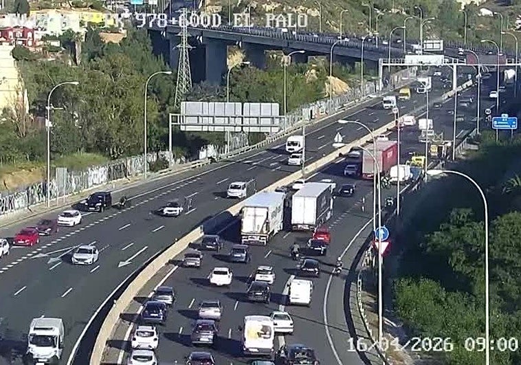 Un alcance entre un coche y una moto dificulta el acceso a Málaga desde El Palo