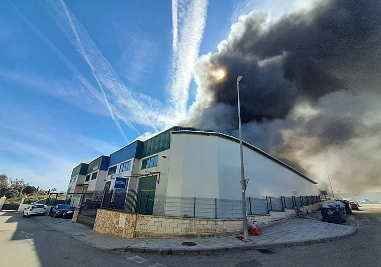 Aparatoso incendio en el polígono industrial de Cajiz