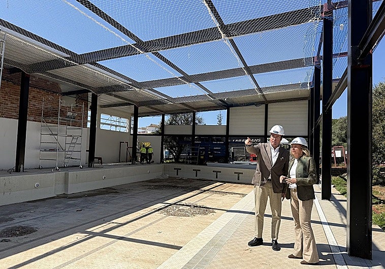 Marbella ultima el cerramiento integral de la piscina de Las Chapas