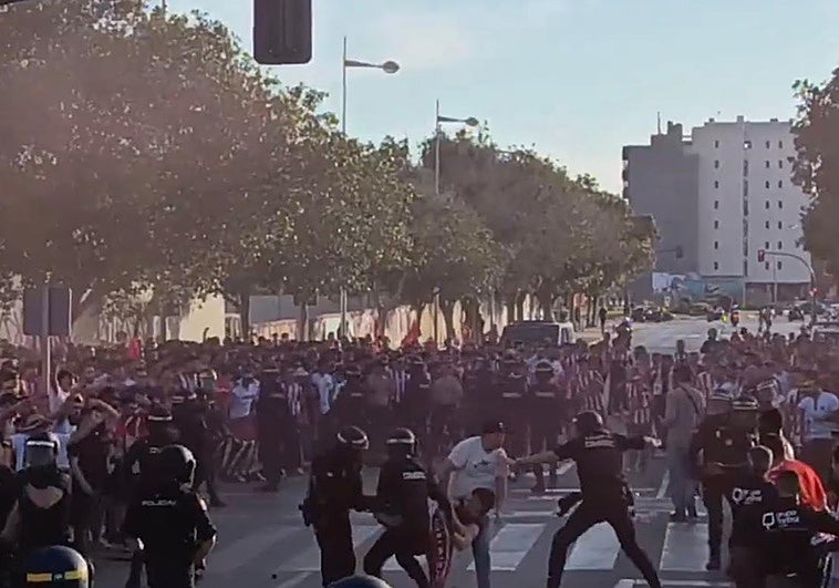 La policía inmoviliza a un aficionado del Almería en una tensa llegada de los equipos