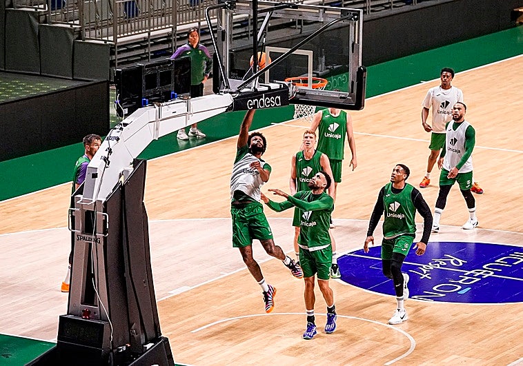 El Unicaja se entrena sin Barreiro, Djedovic y Kalinoski