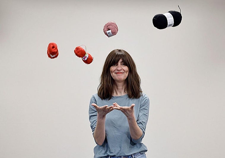 Tejer en el hospital: la propuesta de una malagueña para calmar las esperas del cáncer