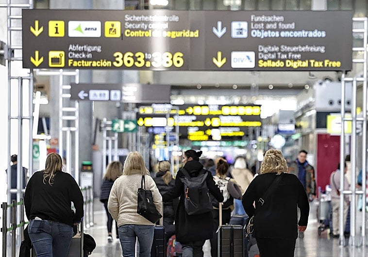 ¿Pueden las aerolíneas aplicar un recargo por combustible a billetes ya confirmados?