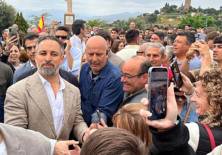 Abascal defiende la «prioridad nacional» y reta a Moreno a que se posicione sobre la regularización de inmigrantes