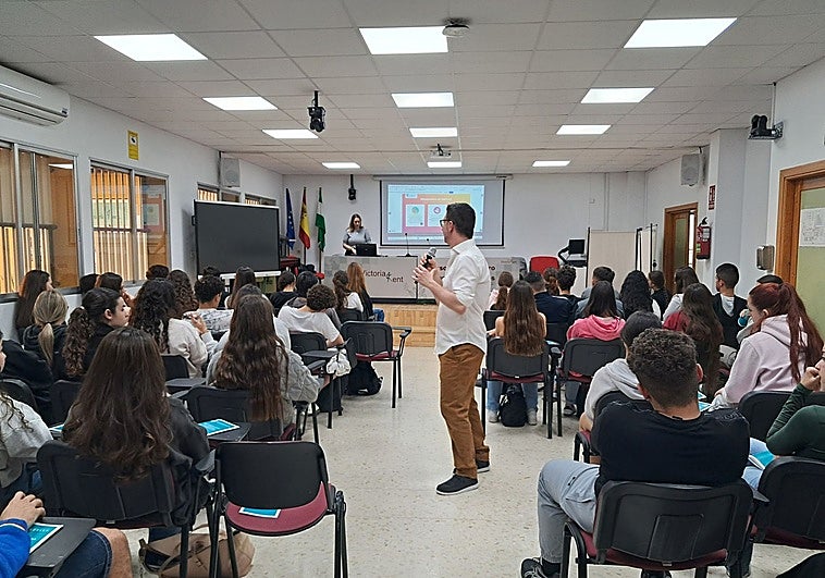 El Ayuntamiento de Marbella participa en las jornadas de orientación del IES Victoria Kent