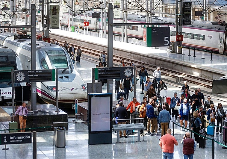 La alta velocidad directa vuelve a Málaga con más retrasos y con los trenes llenos para el puente