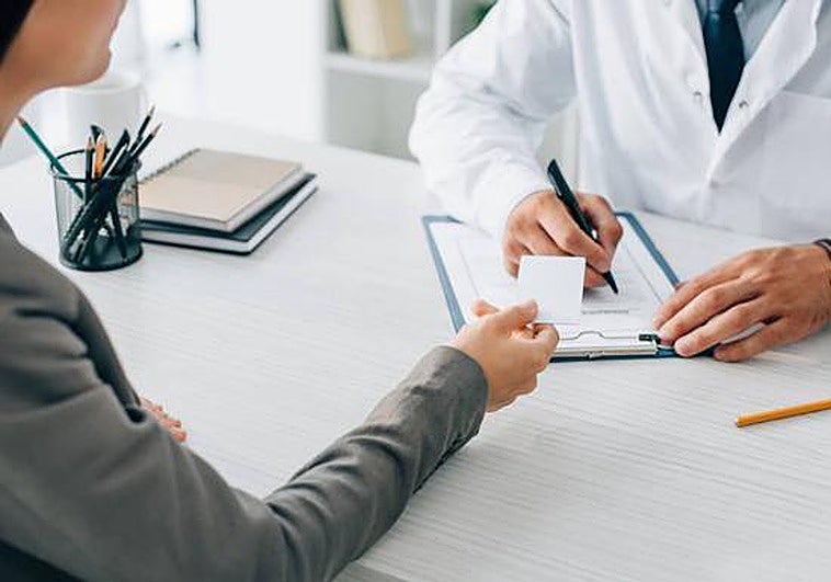 Sancionan a un centro médico por obligar a un paciente a pagar 30 euros por su historial clínico