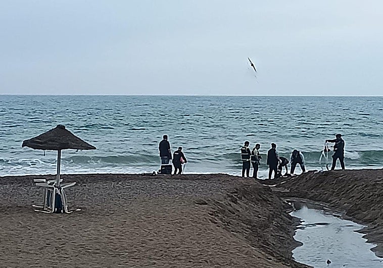 De hittar en kropp på Huelin-stranden